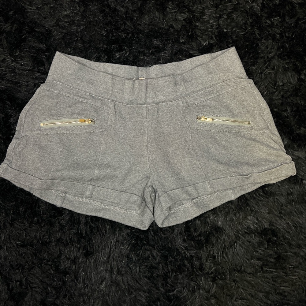 Grey little shorts with zipper detailings on either side. A stretchy xs.
